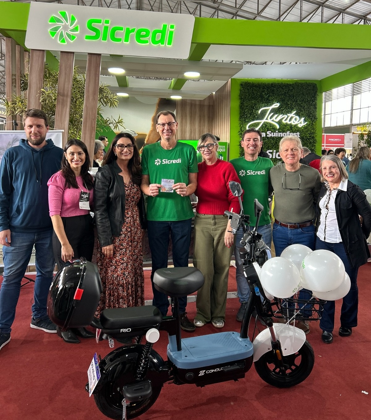 Último sorteio do Festival Encantado de Prêmios contempla consumidores com vale-compras e moto elétrica