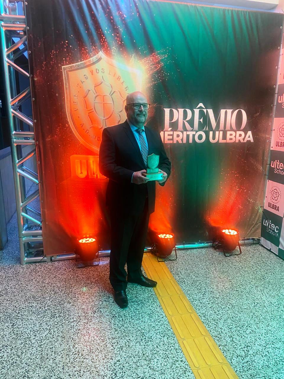 Presidente Vitor Augusto Koch é agraciado com o Prêmio Mérito ULBRA 2025